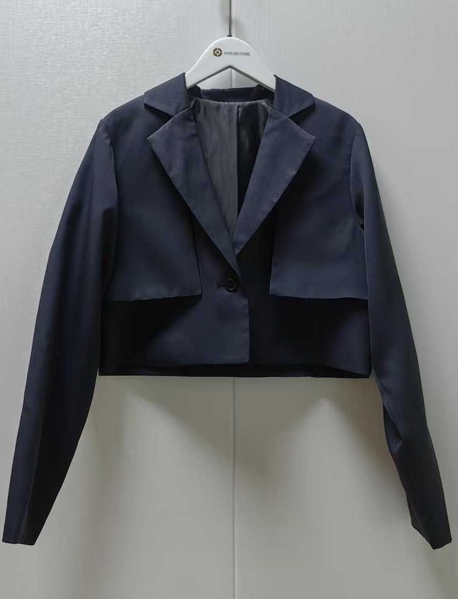 藏青色短款宽袖外套 — 十和样品实拍